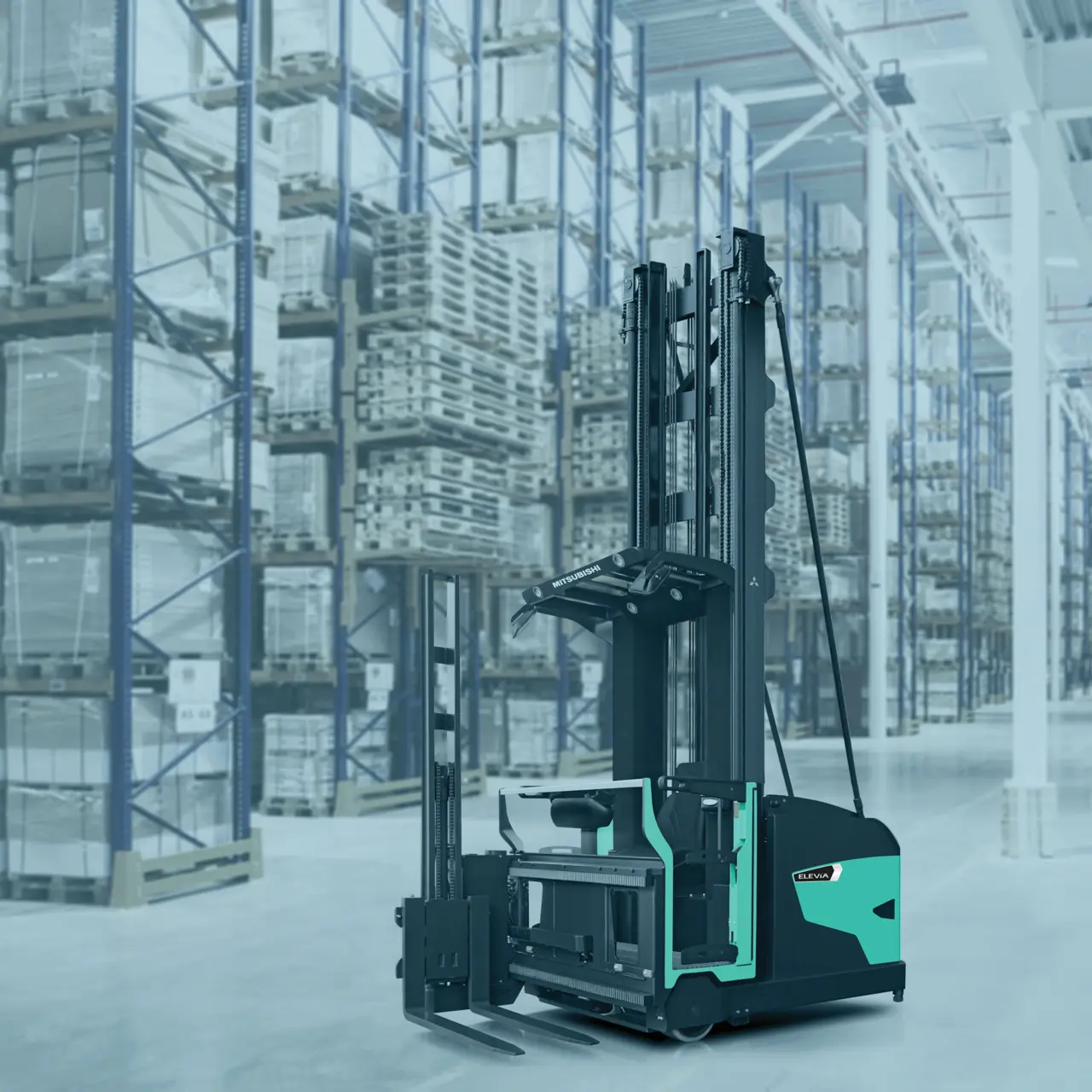 Chariot pour allées très étroites ELEViA EX effectuant une opération de stockage en hauteur dans un entrepôt logistique.