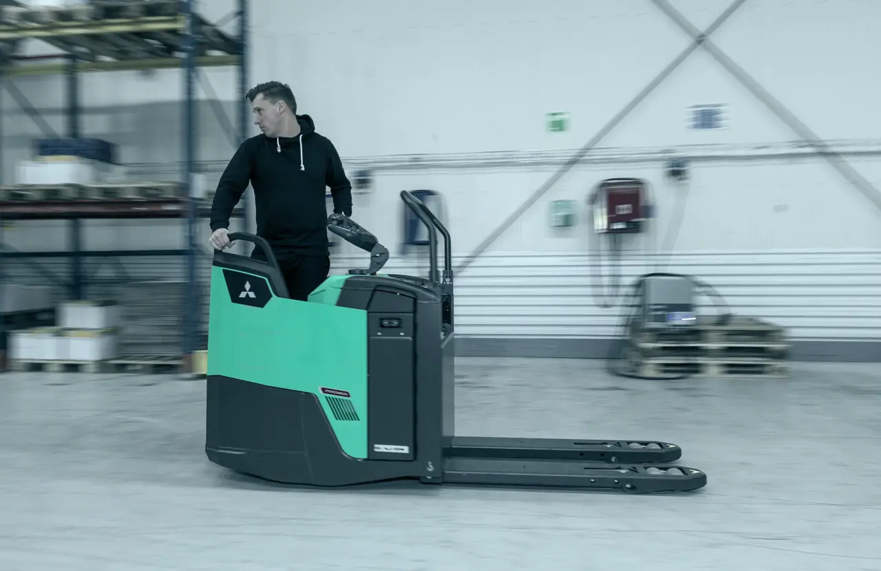 Transpalette électrique à conducteur porté Logisnext utilisé pour le transfert interne de charges dans un environnement logistique.