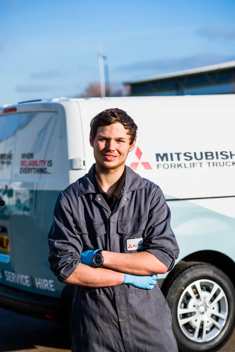 technicien itinérant avec son camion prêt pour aller entretenir et réparer des chariots élévateurs partout en France