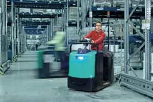 Préparateurs de commandes en action dans les allées d'un entrepôt