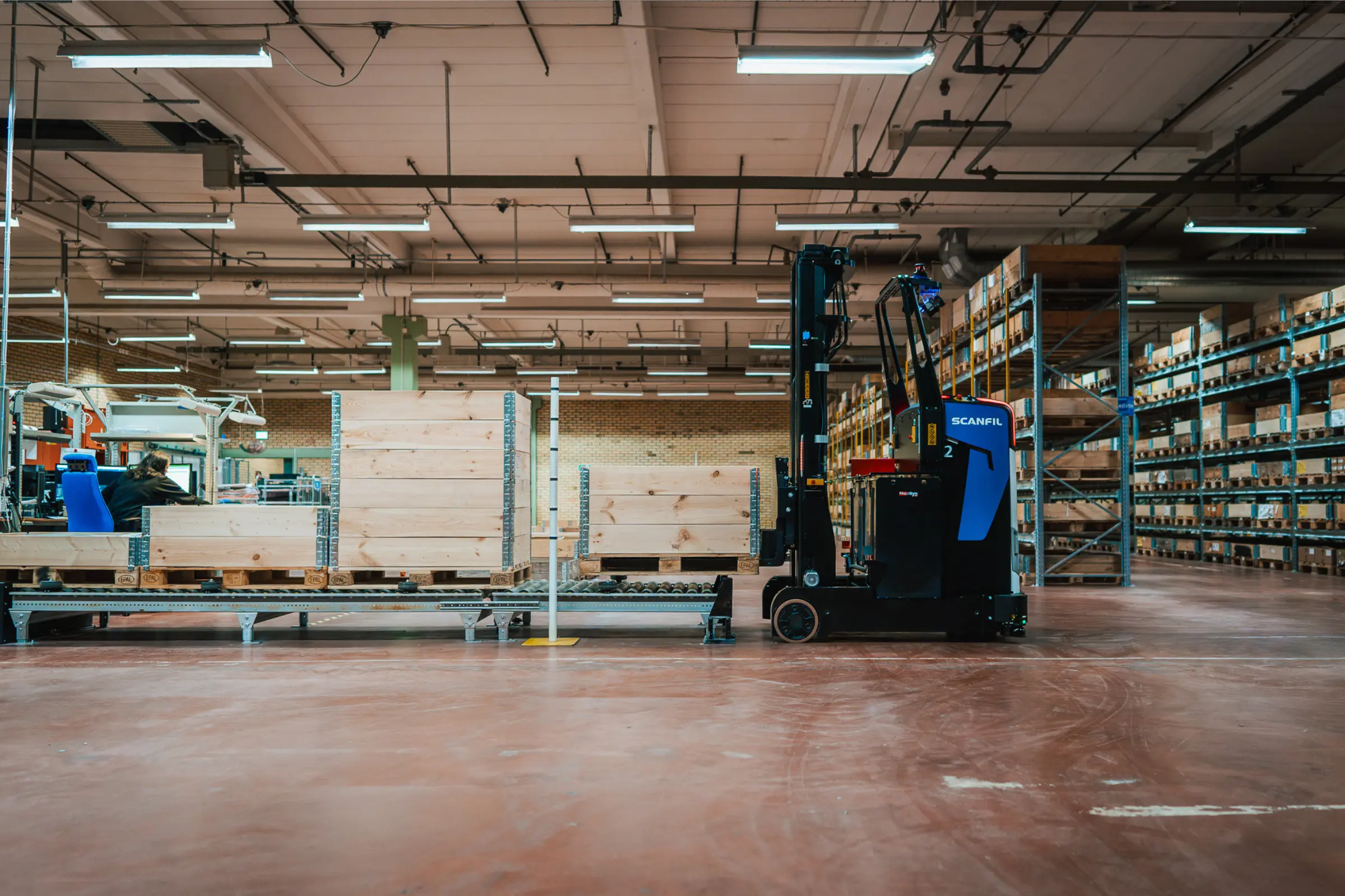 AGV convoyeur Logisnext utilisé pour le transport automatisé de charges dans un environnement industriel.