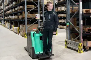 Chariot de magasinage Logisnext utilisé pour la préparation de commandes dans un entrepôt logistique.