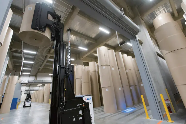 AGV Logisnext évoluant à proximité de bobines stockées dans un environnement industriel.