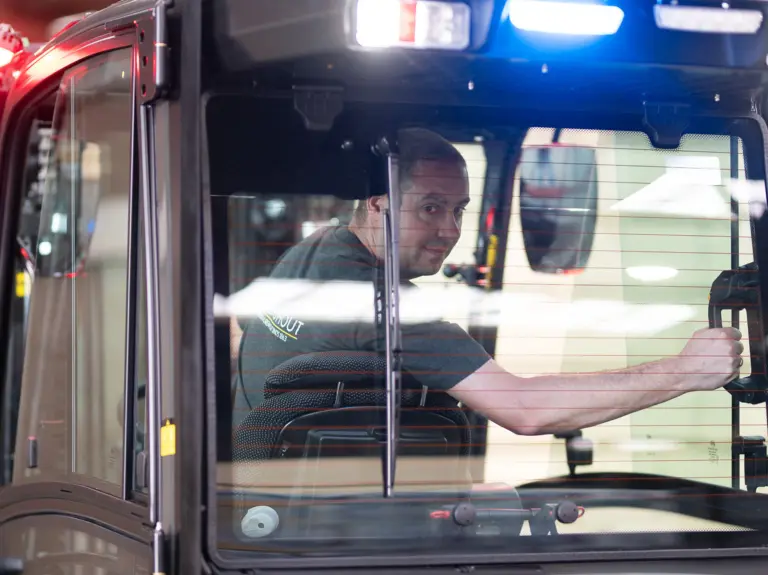 opérateur effectuant une marche arrière avec un chariot élévateur frontal