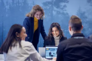 Réunion de travail consacrée à l'étude de solutions de financement pour des équipements intralogistiques.