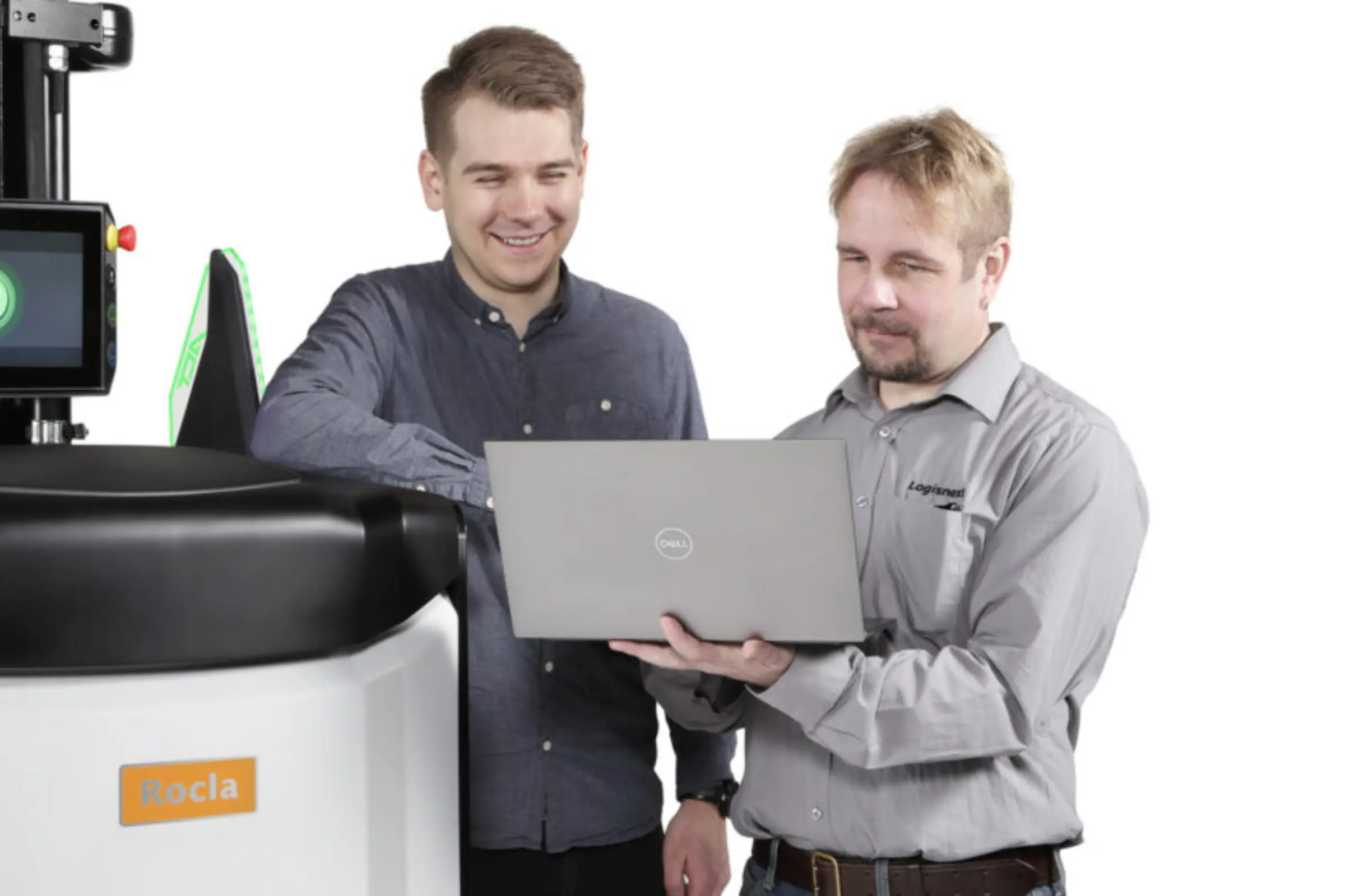 Deux personnes consultant une tablette à proximité d'un équipement de manutention Logisnext.