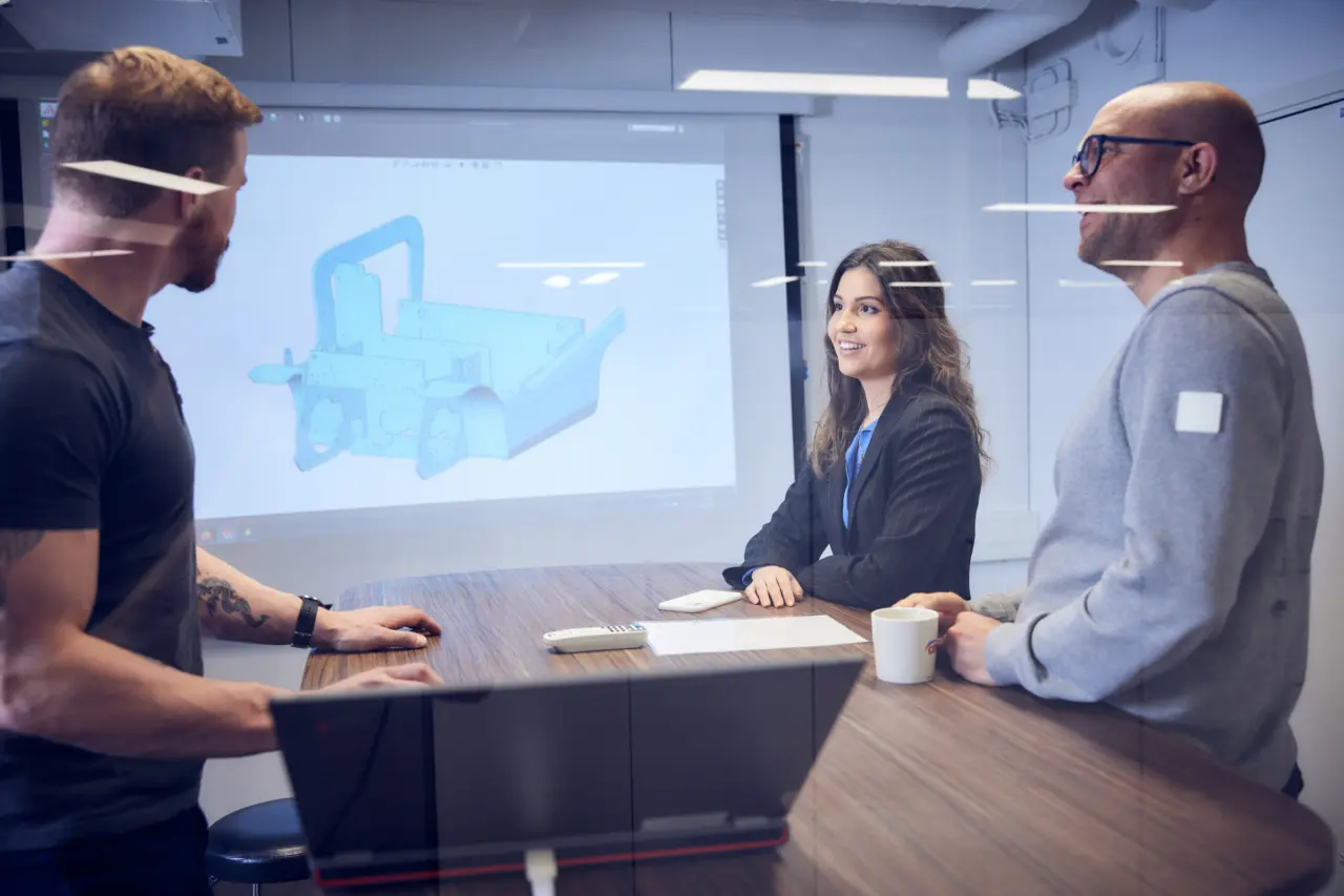 Présentation d'une solution d'optimisation des flux logistiques lors d'une réunion de conseil.