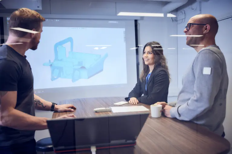 Présentation d'une solution d'optimisation des flux logistiques lors d'une réunion de conseil.