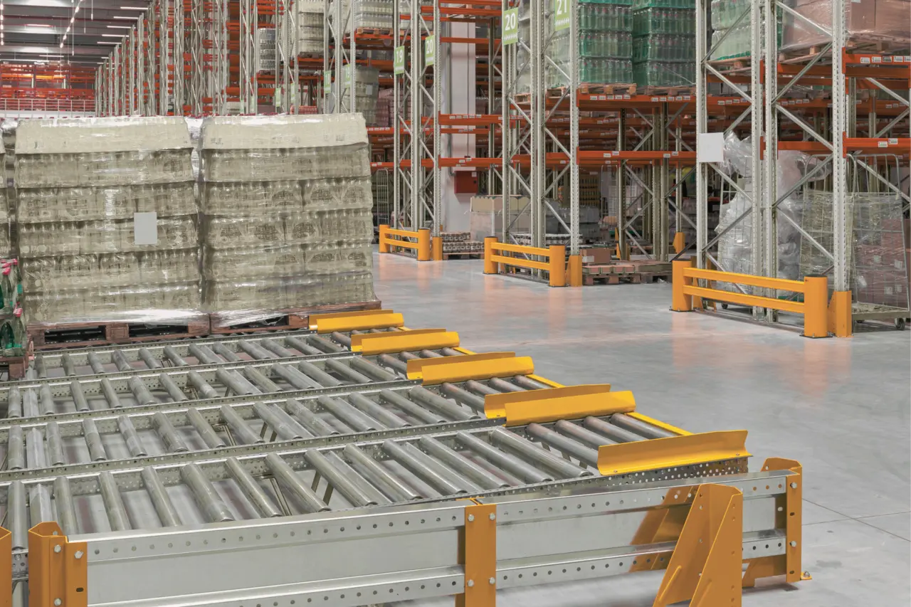 Système de convoyage automatisé assurant le transport de charges dans un entrepôt logistique.