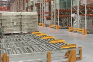 Système de convoyage automatisé assurant le transport de charges dans un entrepôt logistique.