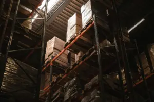 Système de rayonnages de stockage haute densité dans un entrepôt logistique.