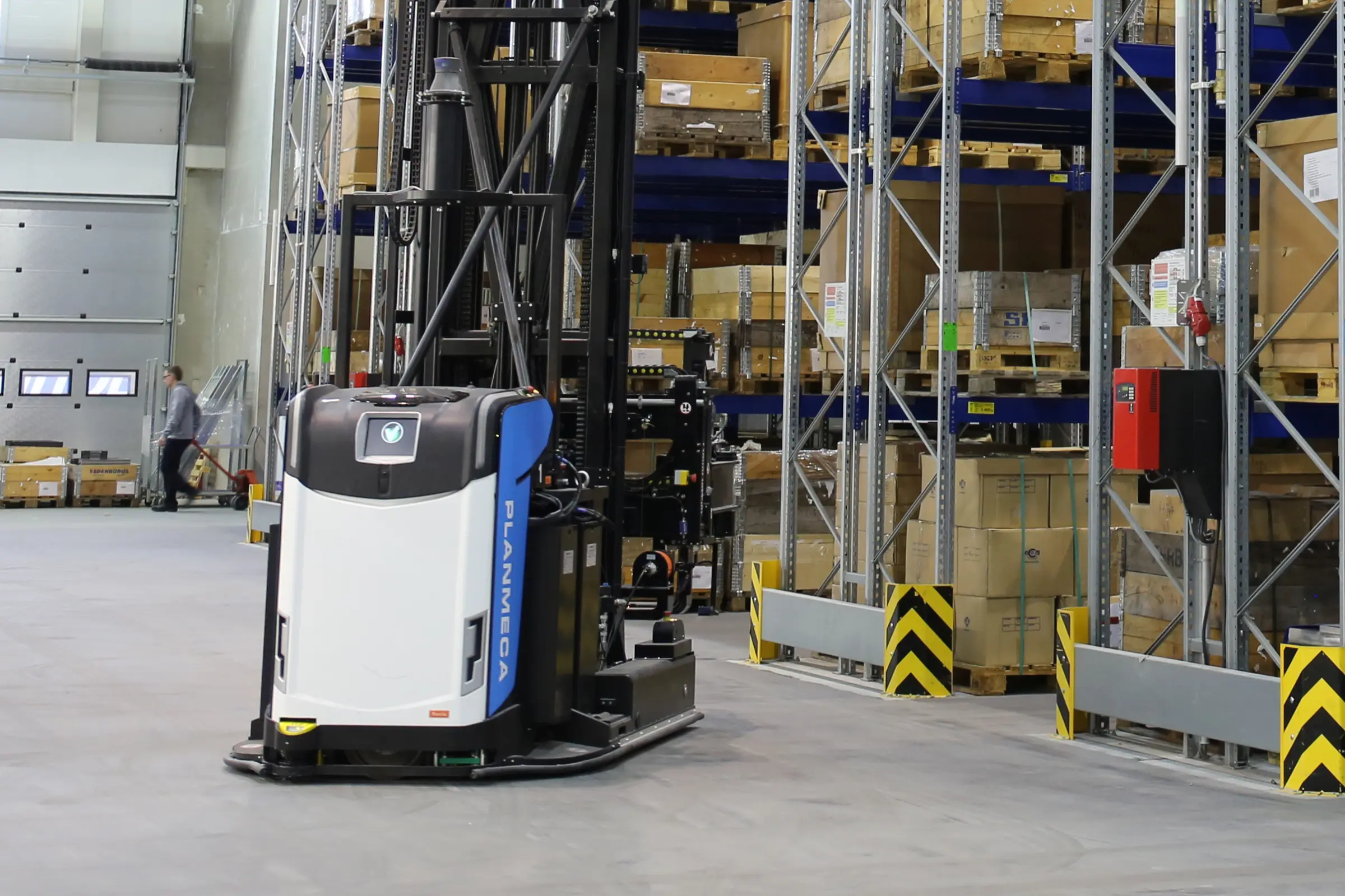 chariot automatisé effectuant une opération de chargement en entrepôt