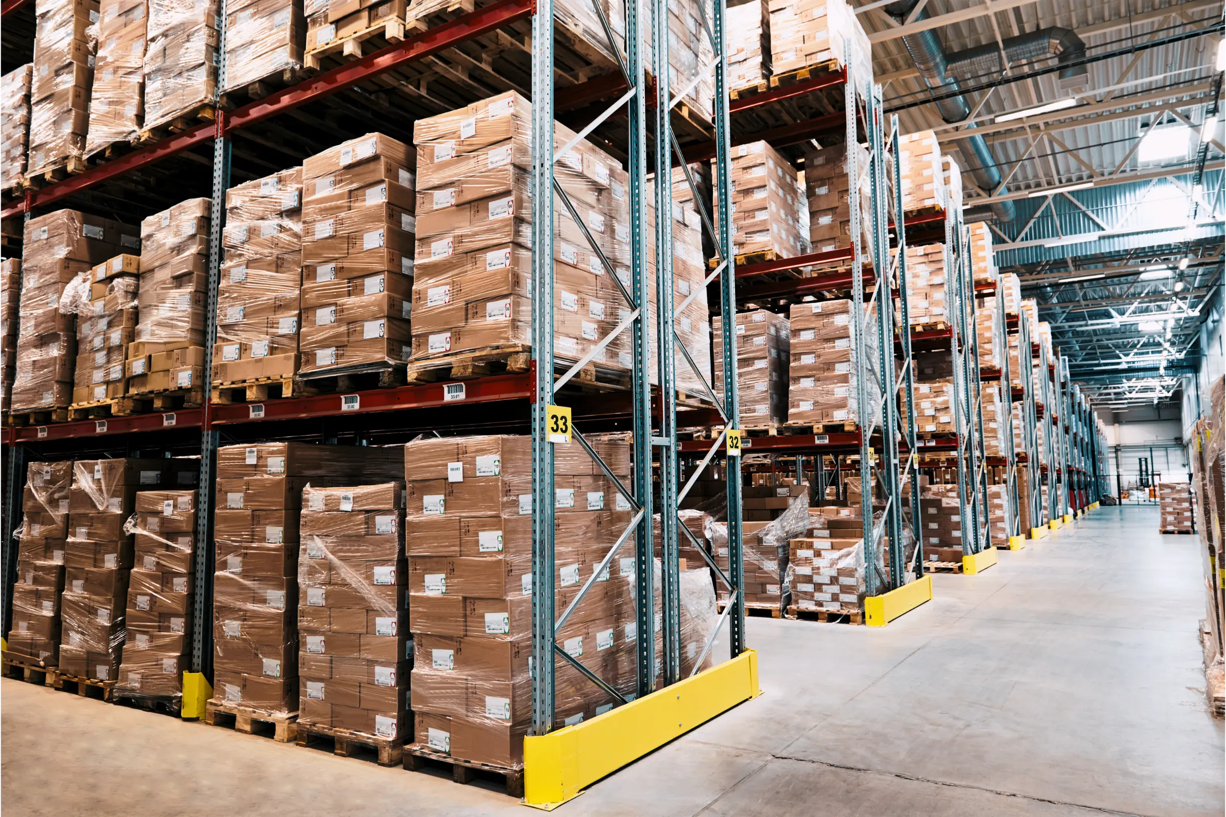 Rayonnages de stockage à palettes contenant des marchandises dans un entrepôt logistique.
