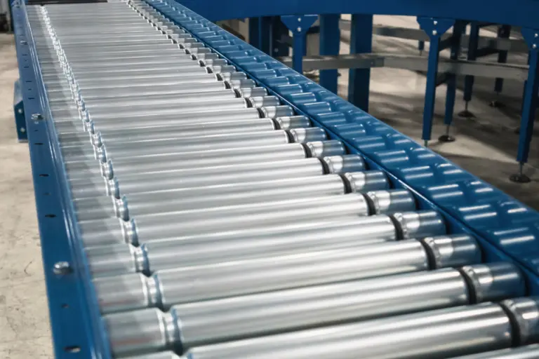 Système de convoyage à rouleaux utilisé pour le transport interne des marchandises.