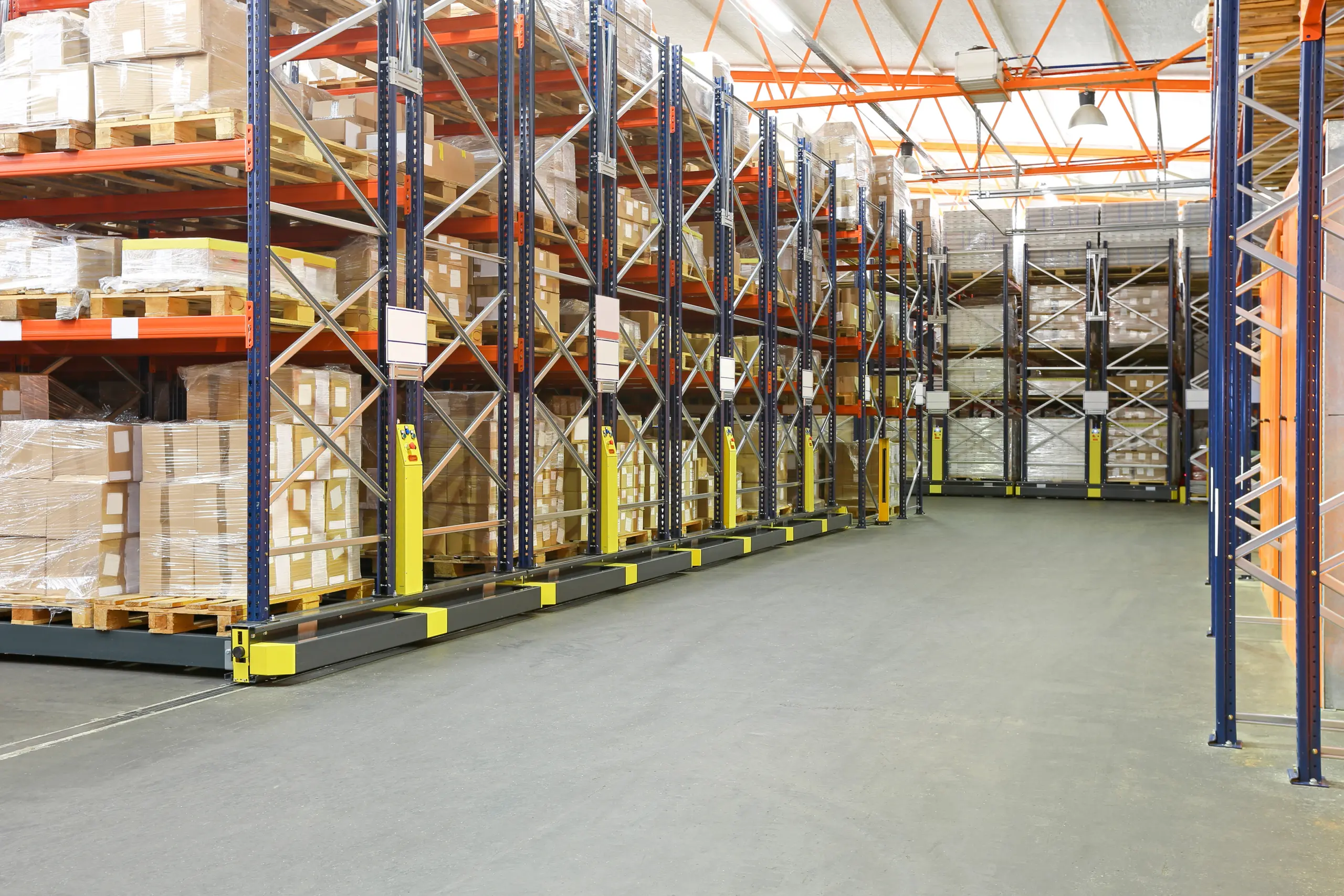 entrepôt de stockage haute densité et rayonnages mobiles
